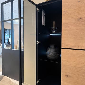 Vitrinekast Mauritio - Geborsteld Eikenhout en Zwart -, Huis en Inrichting, 150 tot 200 cm, Eikenhout, Nieuw, Ophalen of Verzenden