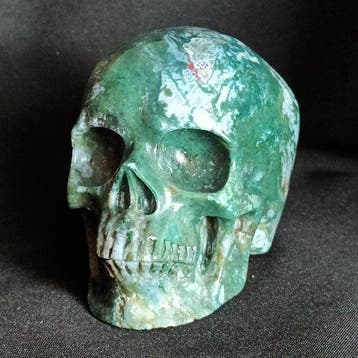 Menselijke schedel snijwerk (geode), met de hand gemaakt uit