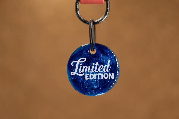 Grappige hondenpenning - jouw hond is een Limited Edition, Dieren en Toebehoren, Hondenhalsbanden en Penningen, Handgemaakt, Nieuw