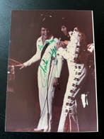 Elvis Presley - Gesigneerde foto Charlie Hodge, Verzamelen, Muziek, Artiesten en Beroemdheden, Ophalen of Verzenden, Zo goed als nieuw