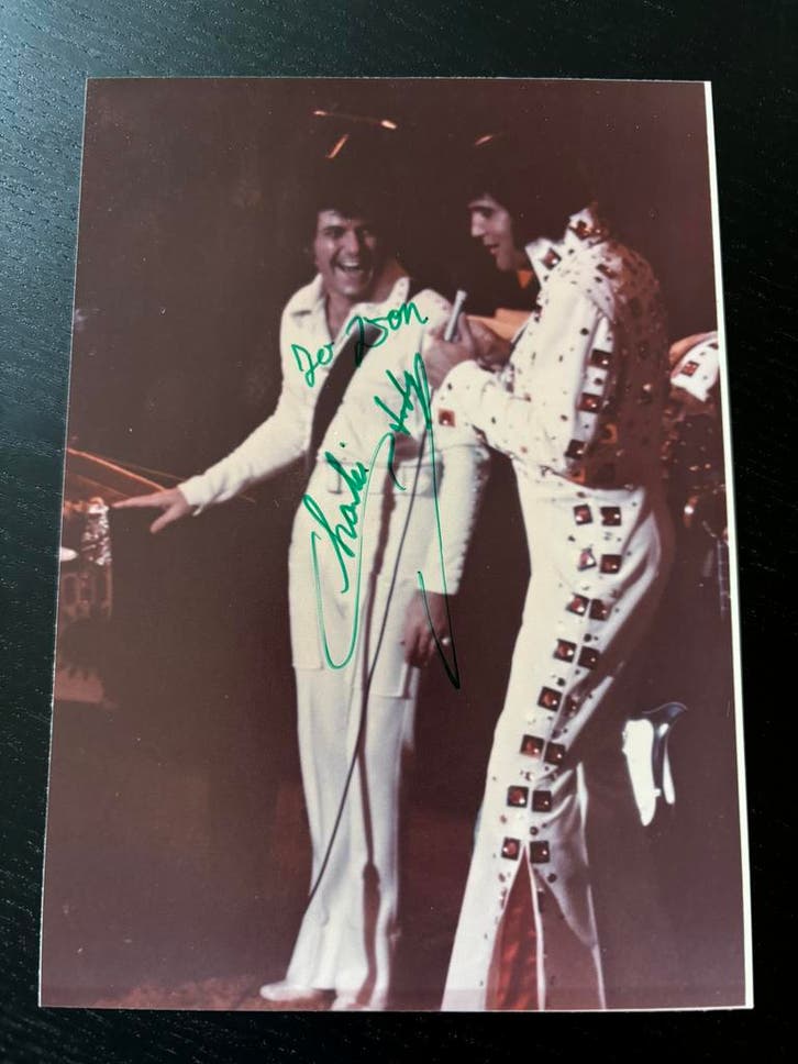 Elvis Presley - Gesigneerde foto Charlie Hodge, Verzamelen, Muziek, Artiesten en Beroemdheden, Foto of Kaart, Zo goed als nieuw