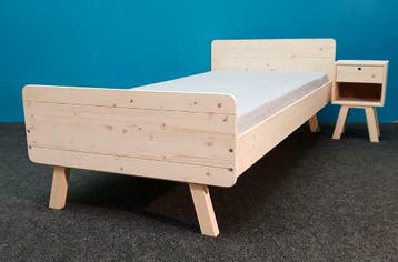 HOUTEN BED schuine poten in 12 matrasmaten, Ophalen, Nieuw