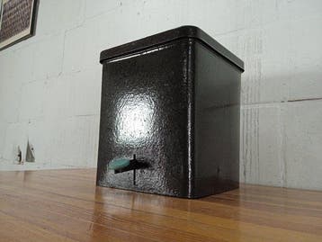 Mand - Vintage industriële genummerde metalen bak - Staal