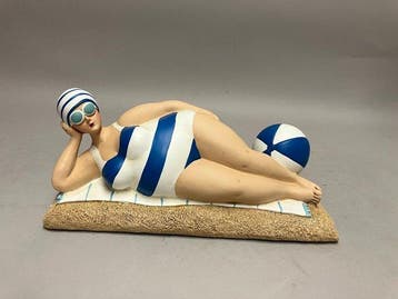 Beeldje - Dame in badpak op het strand - Polystone - gemalen