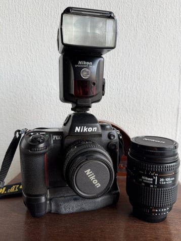 Nikon F100 35mm Film SLR Camera Kit with MB-15 Grip, SB-28, Nieuw