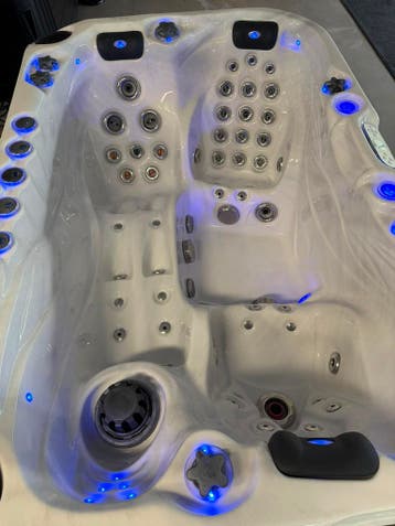 Luxe 3-Persoons Spa / Jacuzzi met Lounge – Plug &amp; Play, Ophalen, Zo goed als nieuw, Pomp, Vast