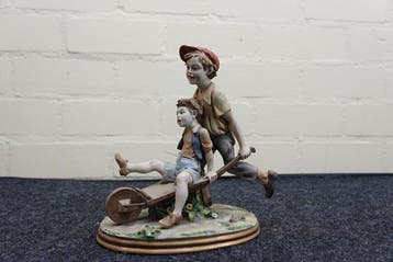 sculptuur, spelende jongens - 22 cm - Porselein, Keramiek,, Nieuw