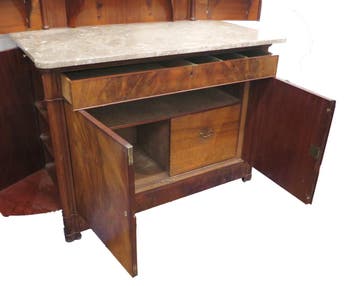 Een mahoniehouten klepbuffet, Europa, 19e eeuw
