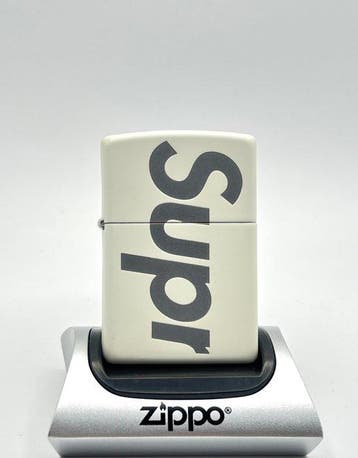 Zippo, Supreme - Glow in the Dark Logo Edition (FW20) -, Verzamelen, Nieuw