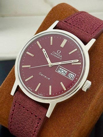 Omega - Automatic Geneve Magenta Honeycomb Dial Day-Date, Nieuw