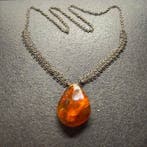 Oude hanger met natuurlijk Baltisch barnsteen en ketting,