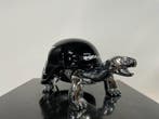 Van Apple - The Silver Peace Turtle - Banksy Flower Thrower, Antiek en Kunst
