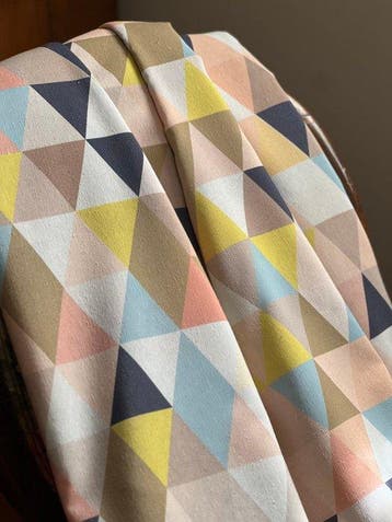 Dubbel breed. Exclusieve linnen stof met geometrische print