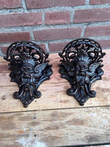 Decoratief ornament (2) - twee gietijzeren consoles - Europa