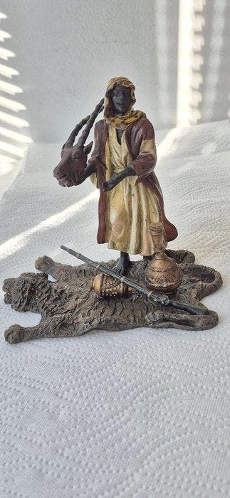 Figuur - Orient-Jäger auf Tigerfell - Koud geverfd brons