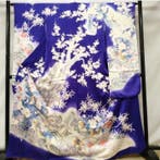 Diepblauwe kimono met kersenbloesems en landschapmotief -
