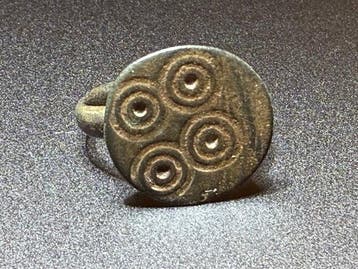 Oud-Romeins Brons Aantrekkelijke en zeldzame ring met een