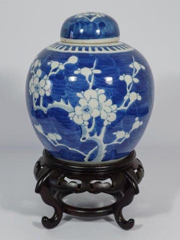 Prunus gemberpot op sokkel - Porselein - China - Eind 19e