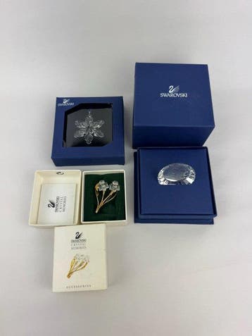 Themacollectie - Swarovski papiergewicht kristal, broche en