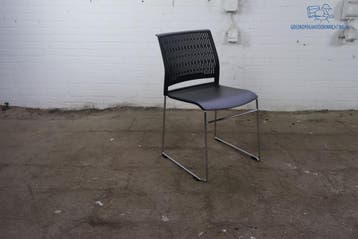 Jong gebruikte kantinestoel zwart stapelbaar koppelbaar, Verzenden, Gebruikt, Overige materialen