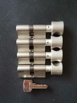 4 gelijksluitende knopcilinders 60 mm S2skg** met 6 sleutels, Verzenden, Nieuw, Overige materialen, Slot