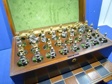 jeu déchecs en metal doré et étain en coffret gainé cuir