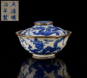 Een Chinese Bleu-de-Hue Dragons gebarsten glazuur kom met