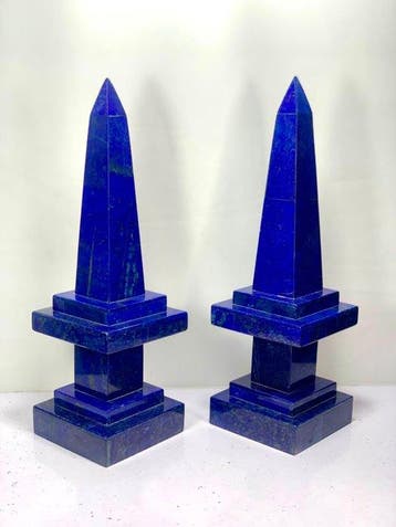 Een paar lapis lazuli van premium kwaliteit Obelisk -