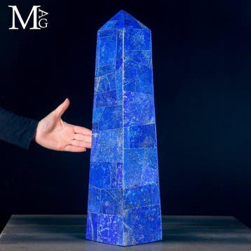 Majestueuze lapis lazuli mozaïek obelisk met massief