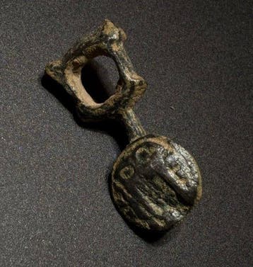 Viking periode Brons Zeldzame hanger met een abstract beeld