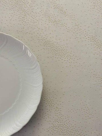 tafelkleed van zacht wit fluweel met goudkleurig