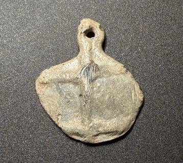 Middeleeuwen, kruisvaardersperiode Lood Ronde amulet met een