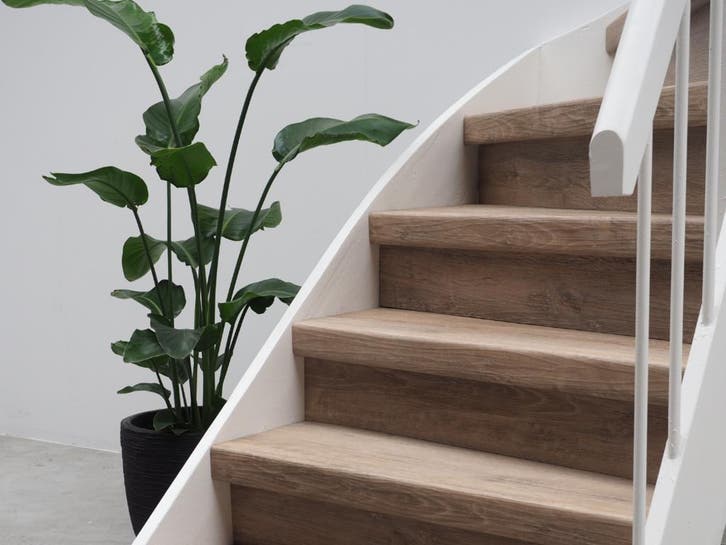 LEEGVERKOOP - PVC-traprenovatie knoestig warm, Huis en Inrichting, Stoffering | Vloerbedekking, Beige, Bruin, Crème, Grijs, Wit