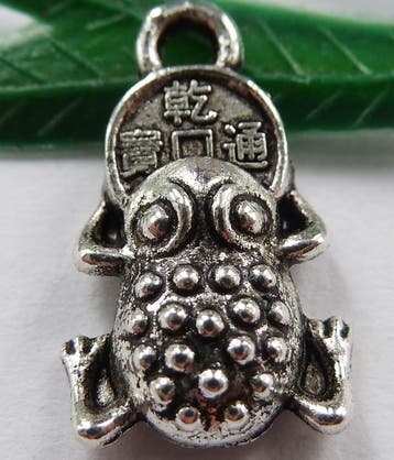 4 x Metalen bedeltje van kikker met Chinese geluksmunt, a..., Ophalen of Verzenden, Nieuw, Bedel