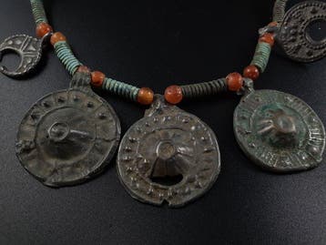 Viking periode Zilver, Brons Ketting met zeven amuletten,