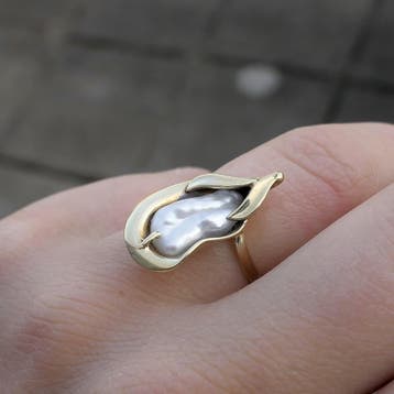 Gouden ring met barok parel, Gebruikt, Ophalen of Verzenden, Kleiner dan 17, Dame