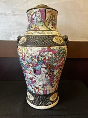 Chinees porseleinen vaas met decor van figuren, veelkleurige