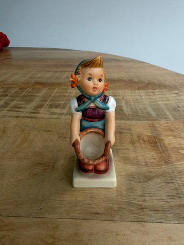 Goebel - Beeldje - Little Helper - Porselein