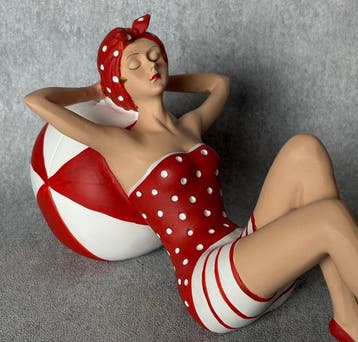 Beeld, Liggende strand dame 30 cm - 14 cm - Hars