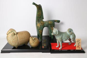 Gegoten metaal met een gouden en groene patina-afwerking. -