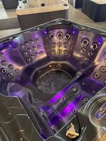 Luxe 5-persoons Spa 4 Zitplaatsen + 1 Ligplaats Bomvol Jets, Ophalen, Zo goed als nieuw, Pomp, Vast