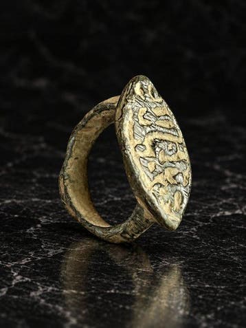 Islamitisch Brons Ring met kalligrafische zetel, 12e tot 15e