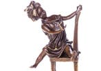 Figuur - Bronzefigur „Mädchen auf Stuhl mit Katze“ – ca. 22