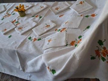 Prachtig tafelkleed met kostbaar handgeborduurd borduurwerk, Antiek en Kunst, Antiek | Kleden en Textiel