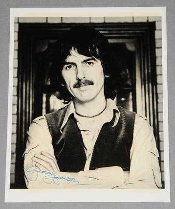 George Harrison / Beatles signed b/w promotion photograph, Nieuw in verpakking