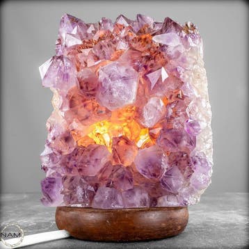 Natuurlijke amethistlamp op houten standaard- 2397.33 g