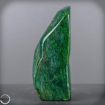 Majestueuze jade-nephriet vrijvorm – Symbool van reinheid en