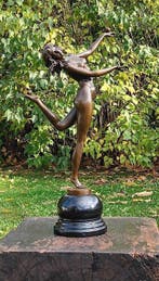 pierre collinet - sculptuur, acrobatische vrouw - 55 cm -