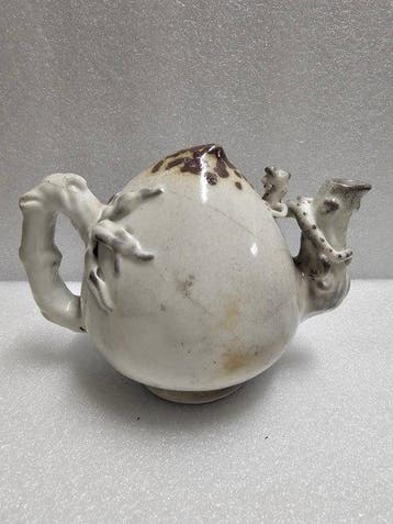 Chinees theepot in perzikvorm, craquelé porselein. -