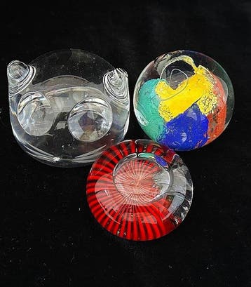 Collezione di 3 Pregiati Fermacarte in Vetro di Murano –